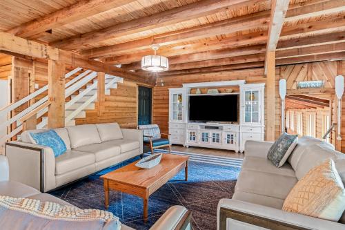 uma sala de estar com dois sofás e uma televisão em Lake Forest Lodge at Rough River em Fentress McMahan