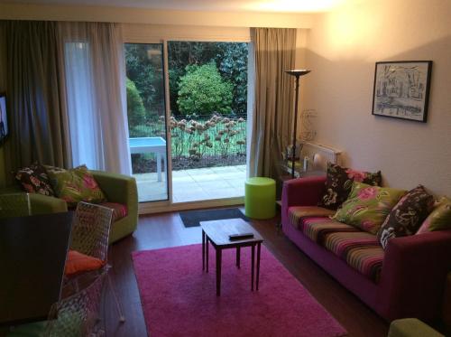 a living room with a couch and a table at Hardelot in Hardelot-Plage