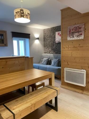 a living room with a table and a couch at Appartement Cosy centre station in Vénosc