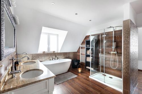 a bathroom with two sinks and a tub and a shower at PRIMERA Zimmer mit Gemeinschaftsbad in Singen