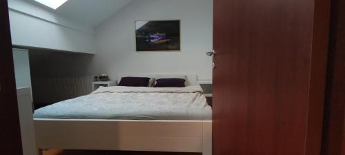 Rúm í herbergi á Penthouse Park