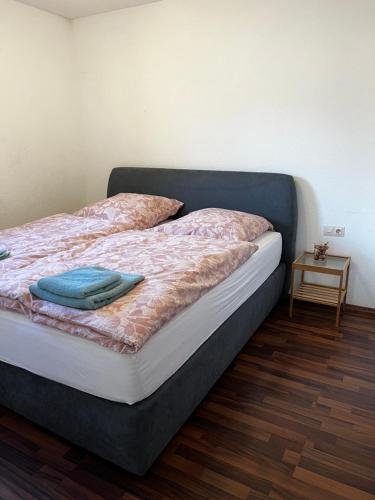 um quarto com uma cama com um cobertor em Ferienwohnung Sunny em Bad Dürrheim