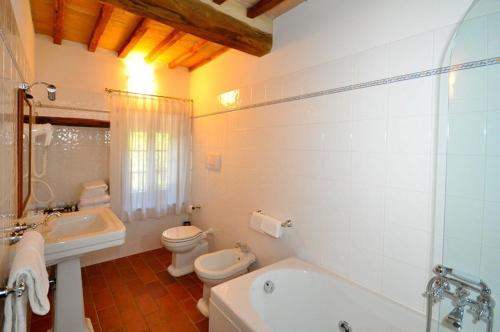 Vonios kambarys apgyvendinimo įstaigoje Villa Vittorio by PosarelliVillas