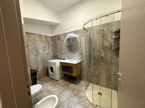 W łazience znajduje się prysznic, toaleta i umywalka. w obiekcie Residence Kalispera w mieście Scalea