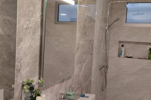 un baño con ducha y lavabo en 'A Tanheira' bedroom in The Cliff Coast Accomodation, en Paul do Mar