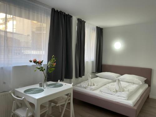 ケルンにあるSchöne Moderne Wohnung am Ring Nr.1のベッドルーム1室(ベッド1台、テーブル、窓付)
