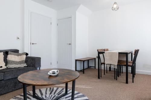 - un salon avec un canapé et une table dans l'établissement Splendid Living Ltd, Smart TV - Self CheckIn - Full Kitchen - Parking - King, à Derby