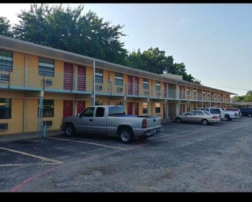 un camion garé dans un parking en face d'un motel dans l'établissement Budget Inn, à Denison