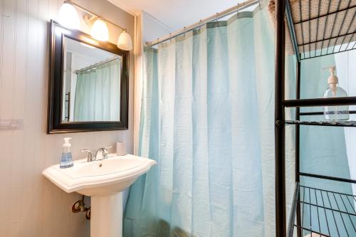 Ένα μπάνιο στο Falls Church Home with Fenced Backyard!