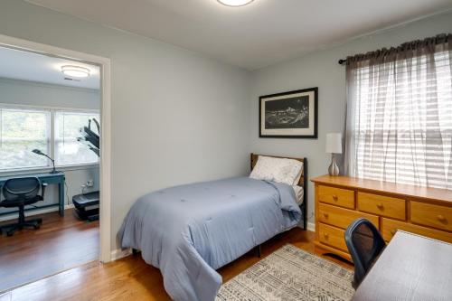 1 dormitorio con cama y escritorio en Pet-Friendly Falls Church Home with Fenced Backyard!, en Falls Church