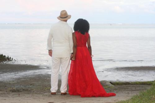 a man and a woman standing next to the ocean at Hotel le Lagon in Foulpointe