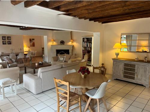 Aincourt的住宿－Maison Hermitage，客厅配有沙发和桌子