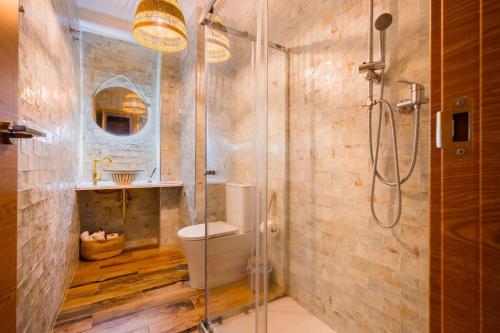 a bathroom with a shower with a toilet and a sink at Apto céntrico, 2 aparcamientos privados, bicis in Seville