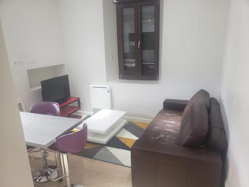 a living room with a couch and a table and chairs at Le Keyla -10mn Genève-4 Pers-Cosy-Parking privé in Contamine-sur-Arve