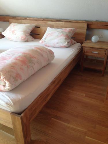 2 Betten in einem Schlafzimmer mit zwei Kissen darauf in der Unterkunft Ferienhaus Rütiweid in Appenzell