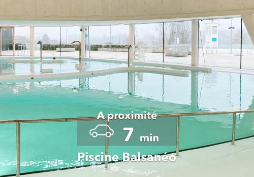 - une piscine dans un bâtiment dont le texte est approximativement min plus plastique dans l'établissement Le TerraCotta ⸱ Stationnement gratuit ⸱ Fibre, à Déols