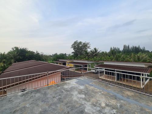 an overhead view of a building with a lot at นับดาวรีสอร์ท 