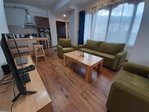 ein Wohnzimmer mit einem Sofa und einem Couchtisch in der Unterkunft Ma-Chhim Furnished Apartment in Thimphu