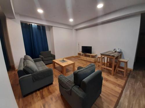 ein Wohnzimmer mit 2 Sofas und einem Tisch in der Unterkunft Ma-Chhim Furnished Apartment in Thimphu
