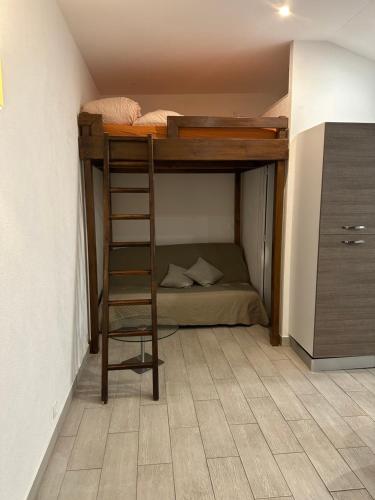 - łóżko piętrowe z drabiną w niewielkim pokoju w obiekcie Studio calme w mieście Mitry-Mory