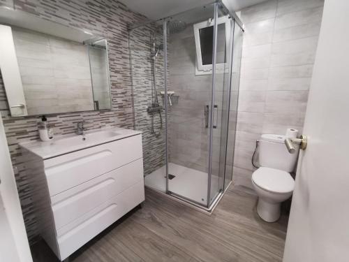 Apartamento céntrico en Salou في سالو: حمام مع دش ومرحاض ومغسلة