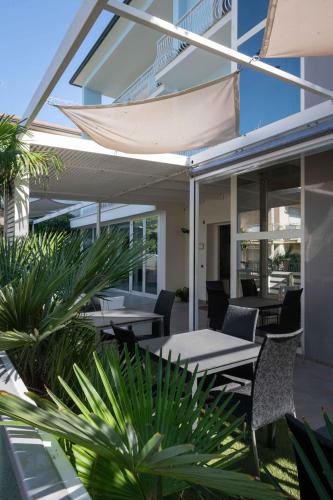 an outdoor patio with a table and chairs at Hotel Smart Cervia B&B in Cervia