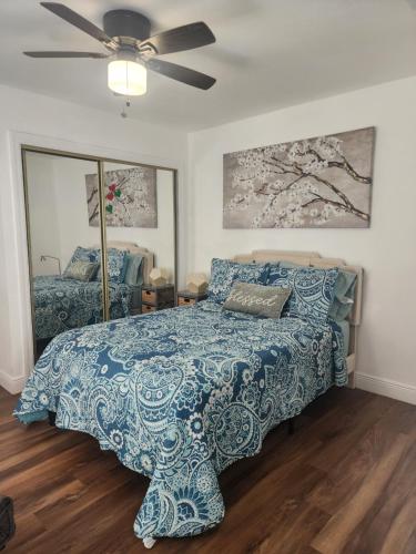 - une chambre avec un lit et un ventilateur de plafond dans l'établissement Diamond 2, à Tampa