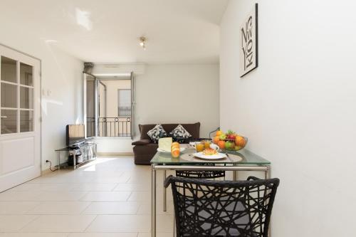- un salon avec une table et des fruits dans l'établissement Greg YourHostHelper, à Cannes