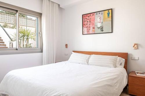 馬略卡島帕爾馬的住宿－Las Rocas Beach-Ciutat Jardi Playa，卧室配有白色的床和2扇窗户。