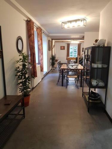 un salon avec une table et une salle à manger dans l'établissement Le moulin de la Goutelle, à Neufmanil
