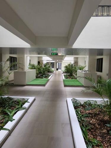 un couloir vide dans un bâtiment avec des plantes dans l'établissement Cozy 2 bedroom, à Quatre Bornes