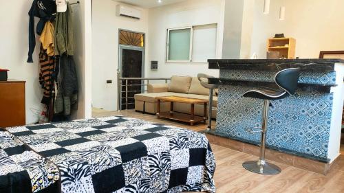 1 dormitorio con 1 cama y 1 sofá en una habitación en Villa Majid, en Rabat