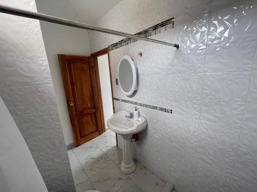 y baño con lavabo y espejo. en Suite departamento, en Guayaquil