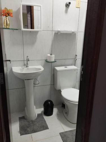een badkamer met een toilet en een wastafel bij Apartamento Aconchego 102 in Paulista
