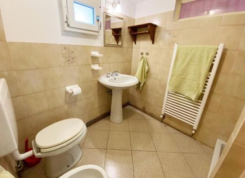 a small bathroom with a toilet and a sink at APPARTAMENTO CON GIARDINO in Crépin