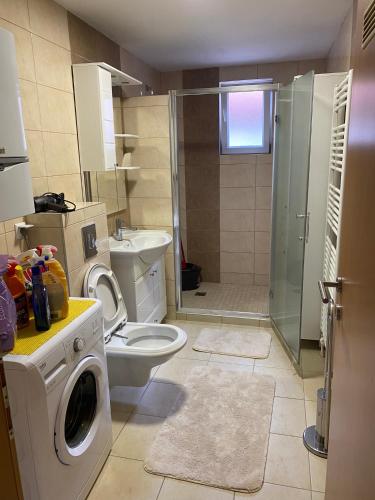 Ένα μπάνιο στο Apartman Meri