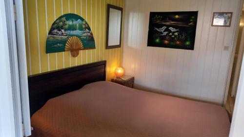 Tempat tidur dalam kamar di Le Frégate ,belle vue mer , 150M de la plage, SPA privé
