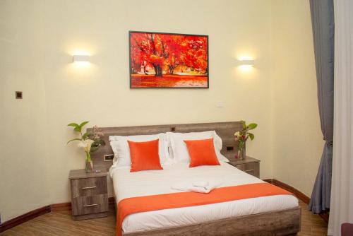 MaragoliにあるTURACO INTERCOUNTY RESORTのベッドルーム1室(ベッド1台付)が備わります。壁には絵画が飾られています。