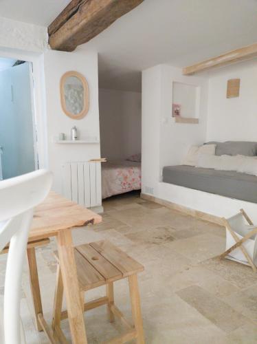 une chambre avec un lit, une table et un bureau dans l'établissement Studio climatisé au calme au coeur du village médiéval avec rue piétonne, à Cagnes-sur-Mer