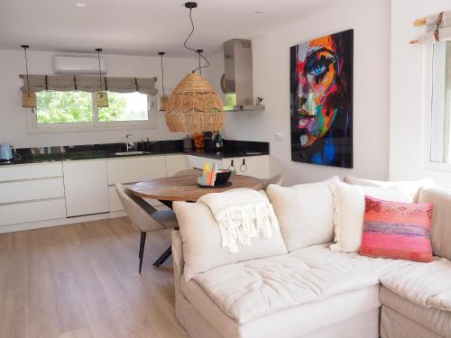 - un salon avec un canapé blanc et une table dans l'établissement Casa Narú Albir, duplex appartement met ruim terras en buitenkeuken, à Albir