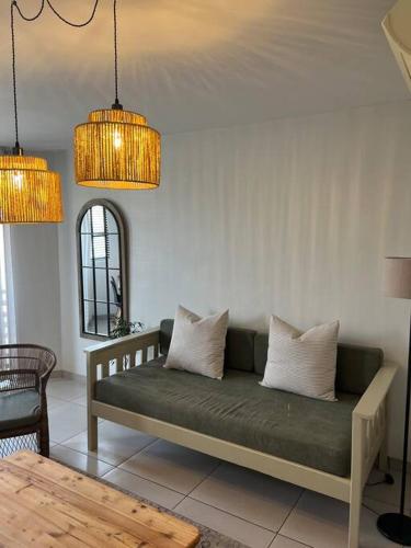 - un canapé dans le salon avec 2 oreillers dans l'établissement Wild Olive 91, à Windhoek
