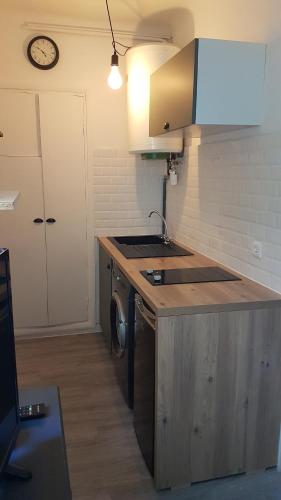une cuisine avec un évier et un lave-vaisselle dans l'établissement Studio le Grimaldi Menton, à Menton
