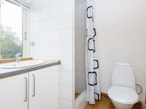 ein Bad mit einem WC und einem Waschbecken in der Unterkunft Holiday home Egå III in Egå