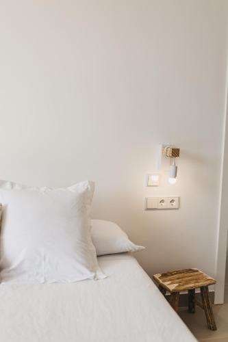 Ένα ή περισσότερα κρεβάτια σε δωμάτιο στο HOSTAL XUROY