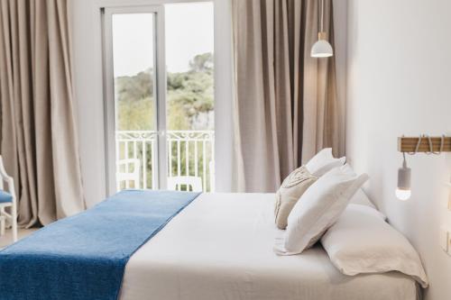 Ένα ή περισσότερα κρεβάτια σε δωμάτιο στο HOSTAL XUROY