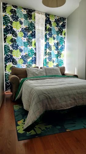 Schlafzimmer mit einem Bett mit blauen und grünen Tapeten in der Unterkunft 3+1 Bağdat Caddesine yakın in Istanbul