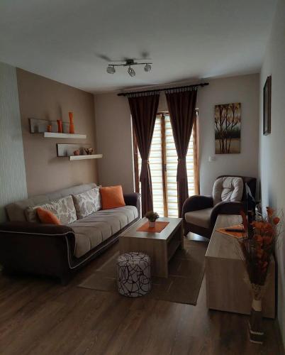 ein Wohnzimmer mit einem Sofa und einem Tisch in der Unterkunft Kuca za odmor Drina & Tara in Bajina Bašta