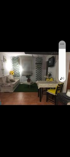 ein Wohnzimmer mit einem Sofa und einem Tisch in der Unterkunft Un rincon en barraña in Boiro