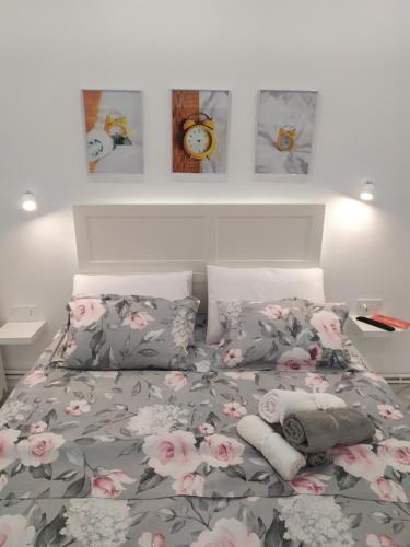una camera da letto con un letto con fiori rosa di White Apartment Athens ad Atene