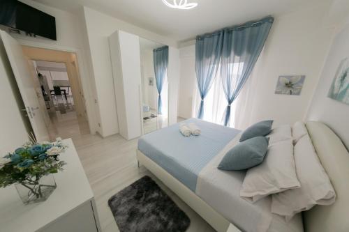 a white bedroom with a bed and a window at [Crotone 5 Stelle] Free Parking, Netflix, Wi-Fi in Crotone